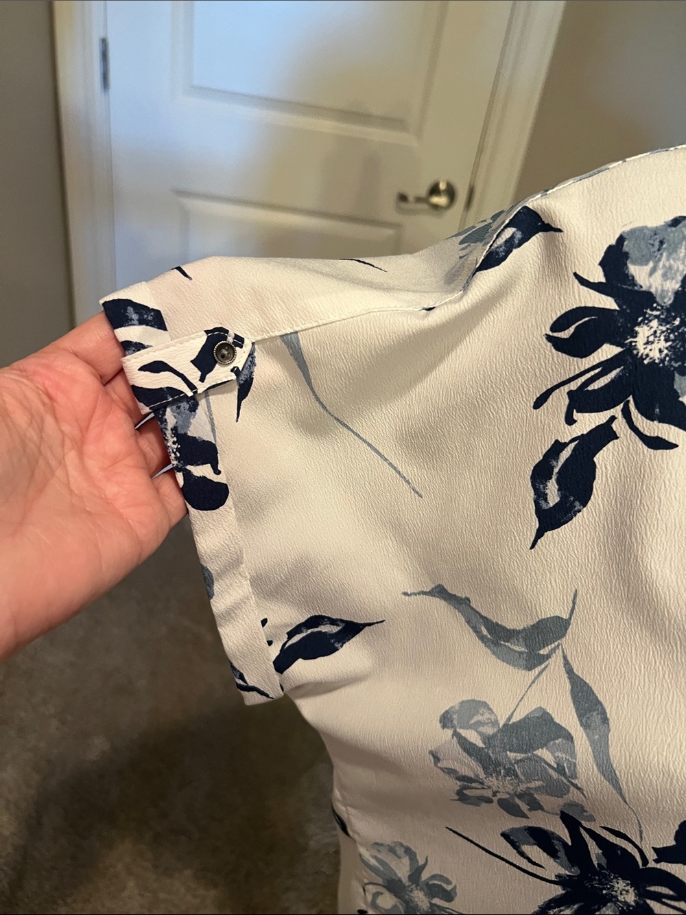 Maurices White Blouse with Navy Floral Print Size Large - Picture 4 of 10